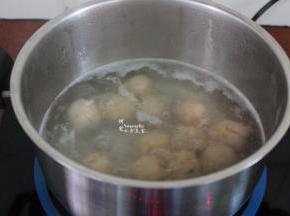 清水煮沸，把做好的丸子放入锅中；