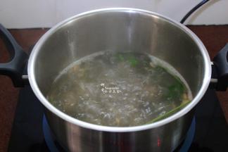 中火，煮2-5分钟，丸子煮熟，加入磷虾、香菜；