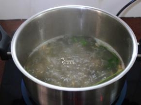 中火，煮2-5分钟，丸子煮熟，加入磷虾、香菜；