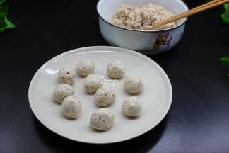 这是做好的丸子胚；