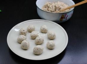 这是做好的丸子胚；