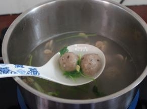 放盐拌均即可出锅；