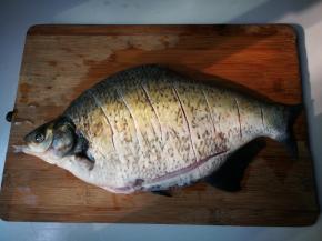 鳊鱼刮去鱼鳞去掉鱼肠鱼鳃清洗干净，放入一小勺里外抹匀腌制一小时