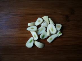 蒜瓣剥去皮切成片