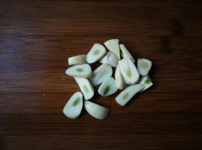 蒜瓣剥去皮切成片