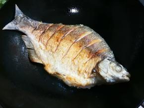 轻轻晃动锅，鳊鱼移动再翻面煎至金黄