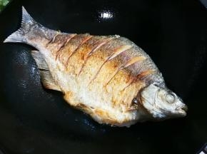 轻轻晃动锅，鳊鱼移动再翻面煎至金黄