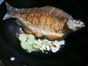 放入蒜片煎出香味