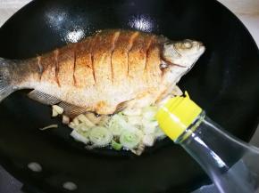 放入两勺料酒蒸发掉