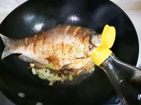 放入一勺醋