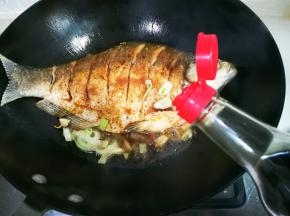 放入三勺生抽