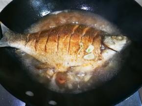 放入和鳊鱼平齐的清水