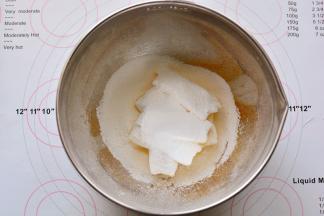 黄油室温软化，加入糖粉，用电动打蛋器打发，不需要打太过，只要糖粉和黄油融合在一起就行