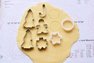 取出冷藏好的面团，擀成0.3CM左右的薄片，用饼干模具压出自己喜欢的图案