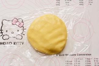 用手揉成一个均匀的面团，放冰箱冷藏半个小时