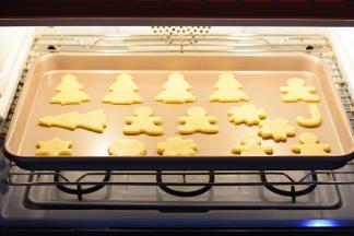 将饼干放入预热的烤箱，170度中层，烤12-15分钟。