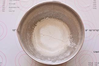 将蛋白粉和温开水融合在一起，分次筛入糖粉，电动打蛋器打发，不要太稀，也不要太稠