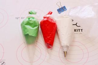 打发好的糖霜加入自己喜欢的色素颜色，装入裱花袋，在饼干上画自己喜欢的图案，晒干就可以食用啦