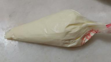 奶油芝士加细砂糖打至顺滑，装入裱花袋备用。