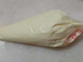 奶油芝士加细砂糖打至顺滑，装入裱花袋备用。