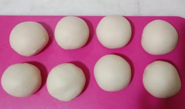 面团分成8份，滚圆盖保鲜膜。