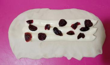 挤入奶酪馅，放上适量蔓越莓。