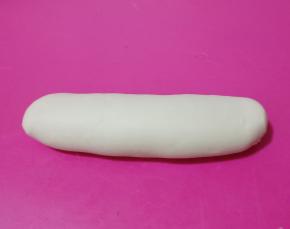 从上往下卷起来，边缘和两头收口捏紧。