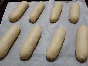 8个依次做好，放入烤箱发酵，旁边放一碗热水保湿。