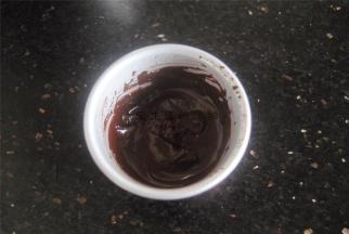 将可可粉和热水混合均匀，加入玉米油混合。