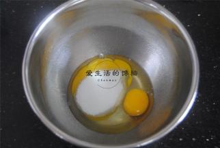 鸡蛋打入打蛋盘，加入细砂糖搅打出现到不易消失的纹路，手提起打蛋头可以写8字。