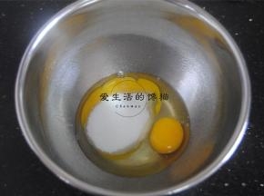 鸡蛋打入打蛋盘，加入细砂糖搅打出现到不易消失的纹路，手提起打蛋头可以写8字。