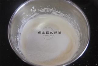 将低筋粉分三次加入蛋糊内翻拌均匀，每一次都混合均匀后再加入下一次。