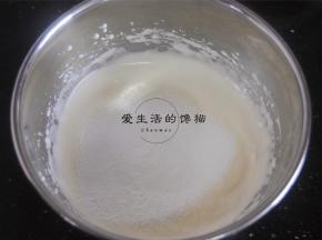 将低筋粉分三次加入蛋糊内翻拌均匀，每一次都混合均匀后再加入下一次。