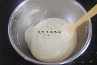 最后拌匀的状态，不能稀糊糊的，那就是消泡的，做出来的蛋糕不绵软很结实。