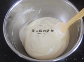 最后拌匀的状态，不能稀糊糊的，那就是消泡的，做出来的蛋糕不绵软很结实。