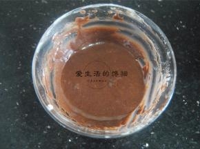勺出3勺蛋糊加入可可糊内拌匀至2无油腥。