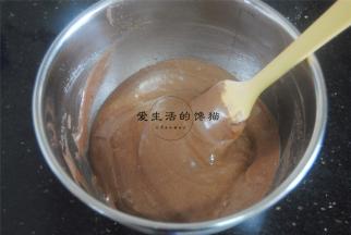 将可可糊倒入蛋白霜里拌匀，轻柔操作，不然容易消泡。
