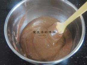 将可可糊倒入蛋白霜里拌匀，轻柔操作，不然容易消泡。