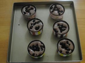 装入杯子蛋糕里面，这里的量刚够学厨的杯子6个，加入加州葡萄干碎。