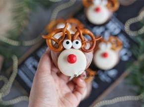 出来的蛋糕放凉之后，黑巧克力融化后和淡奶油混合均匀，放入冰箱冷藏2小时，取出抹杯子蛋糕的面，再装饰上饼干和糖即可~装饰好后可以冷藏半个小时再食用，卖相口感最佳哦~