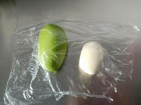 绿色面团和白色面团分别揉好，一定要揉至超级无敌光滑的状态哟