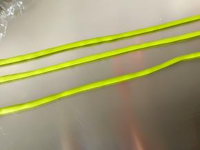 分别搓成长条状（想要花环大一点就搓细点，反之则粗）