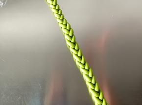 搓好的长条编成麻花辫