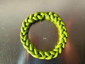 两端收回来，收口捏紧