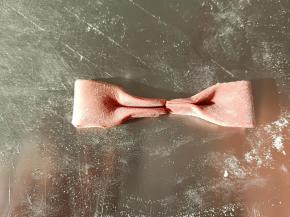 最长的那两条对折，捏成如图形状