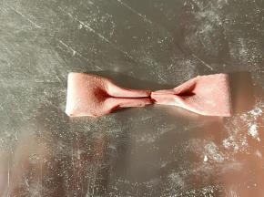 最长的那两条对折，捏成如图形状