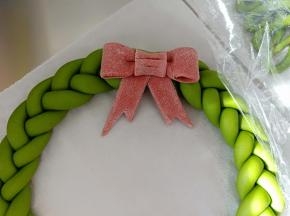 如图所示，做成蝴蝶结粘到花环的接口处