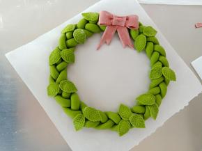 叶子也粘到花环的合适位置