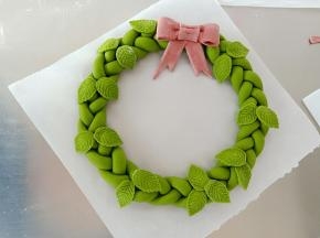 叶子也粘到花环的合适位置