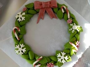 最后再做一点装饰，一个圣诞花环就诞生啦